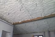 izolacja stropodachu drewnianego od dołu pianka poliuretanową